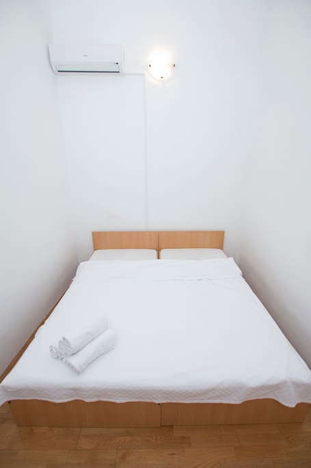 ...great king size bed that can be turned into a two single beds...