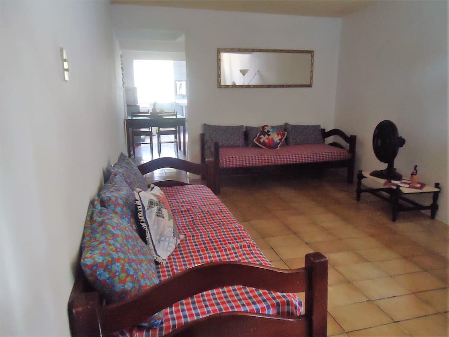 Sala com sofá cama e rede.