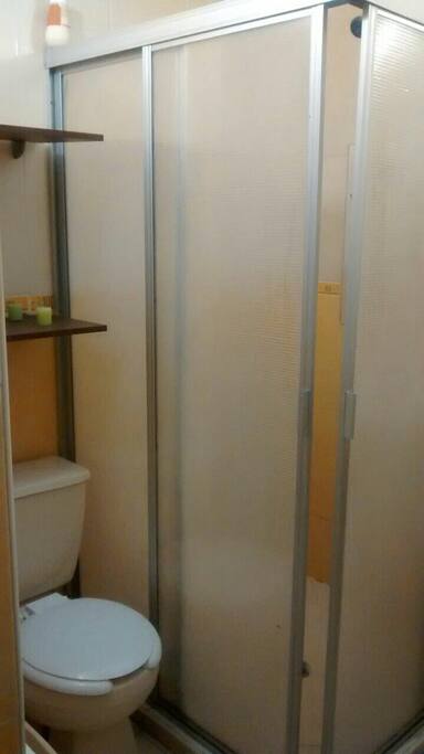 El baño cuenta con calentador solar por lo que el agua caliente siempre esa lista ademas contribuimos a cuidar nuestro planeta!!