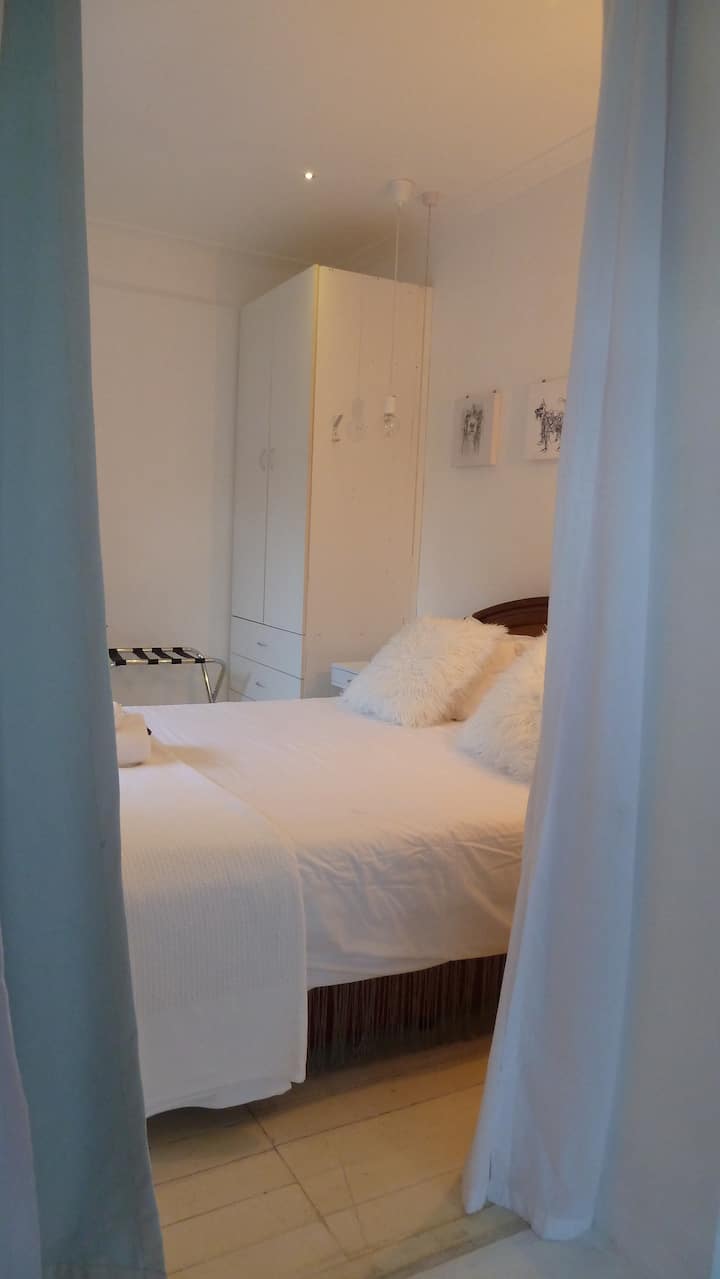 Studio spavaća soba iz privatne kupaonice.