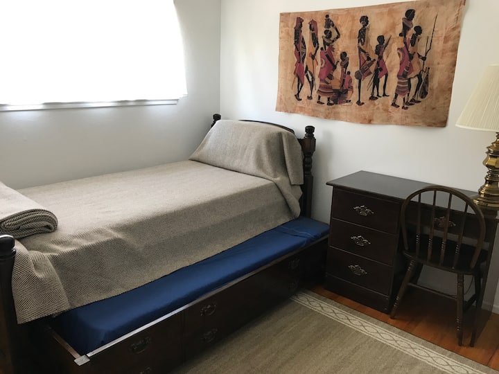 Две единични легла. Под две единични легла излиза. Работно бюро. 