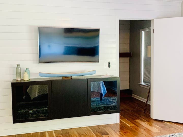 All TVs come fully loaded with DirectTV cable, Netflix, Amazon Prime, hulu, Disney +, MLB and Pandora unlimited. 