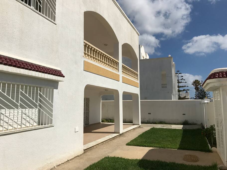 Vue facade et jardin