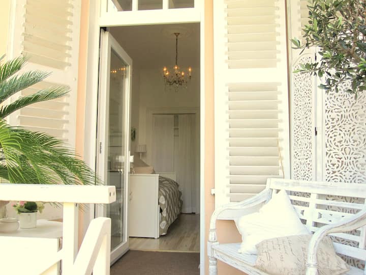 Small old building apartment with charm and esprit