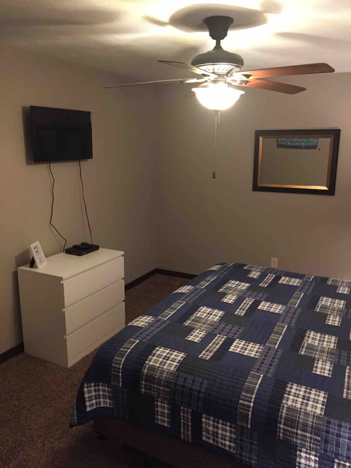 主卧配有加大双人床、套房和大衣橱