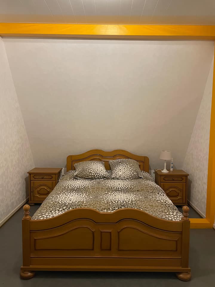  Спалня 1 двойно легло 
1 единично легло 