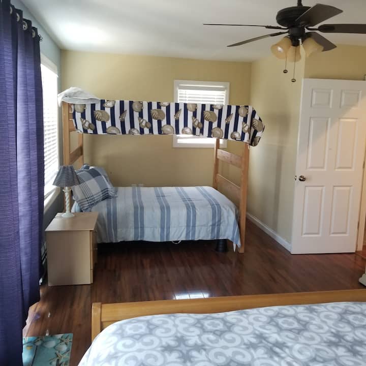 Sundeck Спална соба со брачен кревет и кревети со целосна големина 