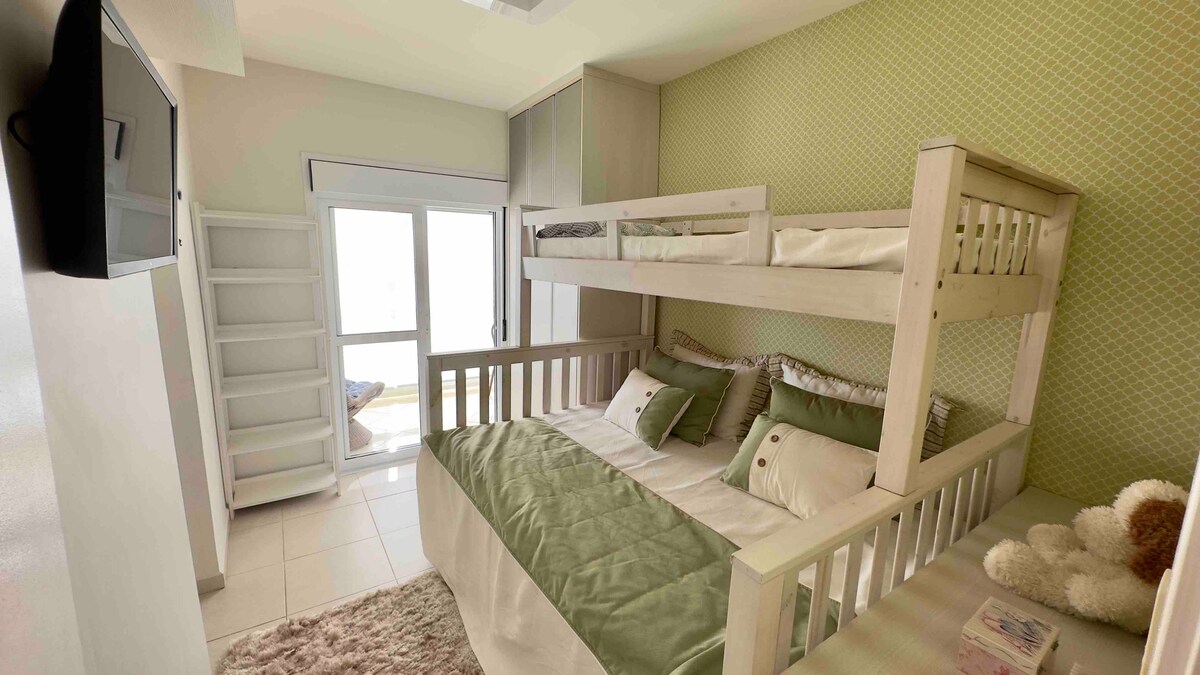 جناح 2، مع درج، مع سرير فردي مرتفع وسرير مزدوج وسرير فردي إضافي. يقع في الطابق الثاني، ويحتوي على تلفزيون ورف كتب وخزانة ملابس. 