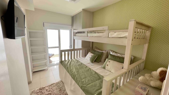 Აპარტამენტი 2, ტრილისით, 1 ამაღლებული ერთადგილიანი საწოლით, ორადგილიანი საწოლით და დამხმარე ერთადგილიანი საწოლით. Მეორე სართულზე არის ტელევიზორი, წიგნების თარო და კარადა. 