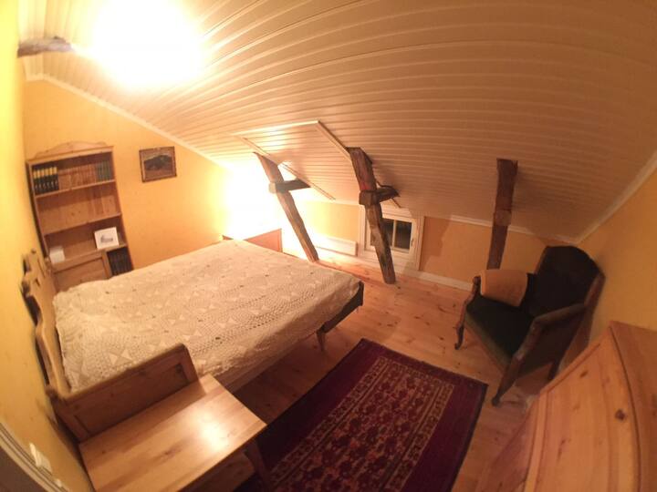 2号卧室配有舒适的床和独特的阁楼屋顶