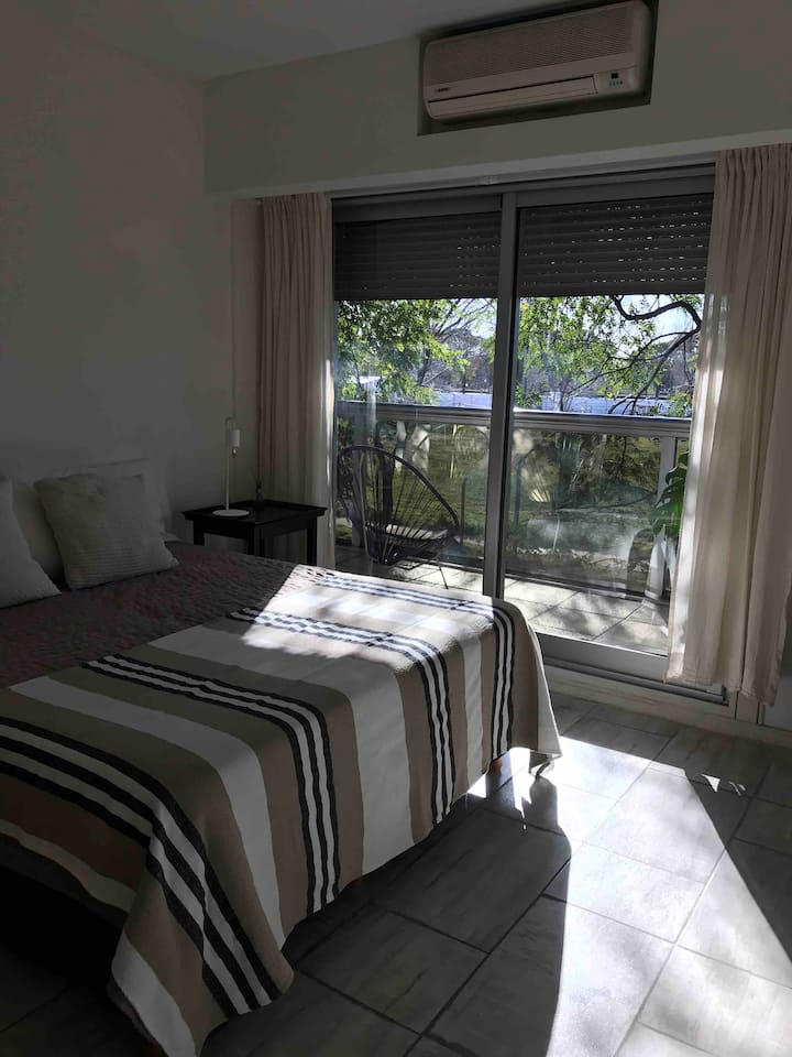 Spavaća soba s 2 kreveta za jednu osobu, kupaonica u apartmanu i Aire Aficionado, vrlo svijetla