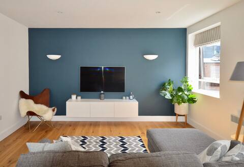 A modern, central 2-bed flat!