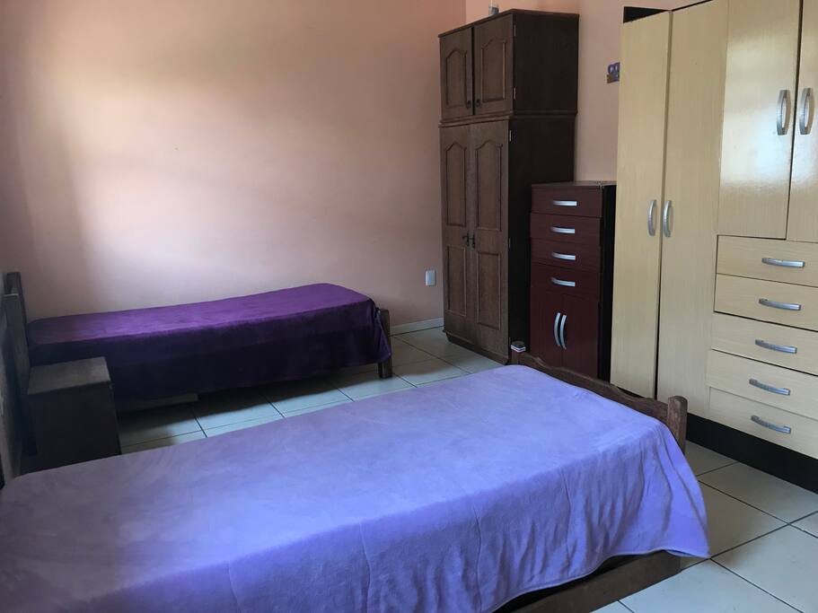Quarto 1 - suíte - com possibilidade de colocar mais uma cama ou colchão no chão.