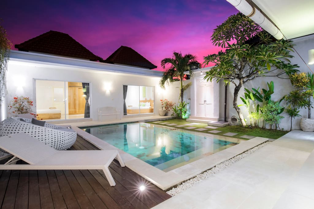villa Angela by night: pool and 2 bedrooms