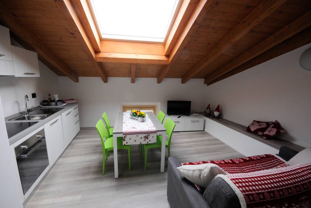 ZONA GIORNO
Cucina-Frigo-Forno-Lavastoviglie-
Tavolo- Divano Letto -Televisione satellitare