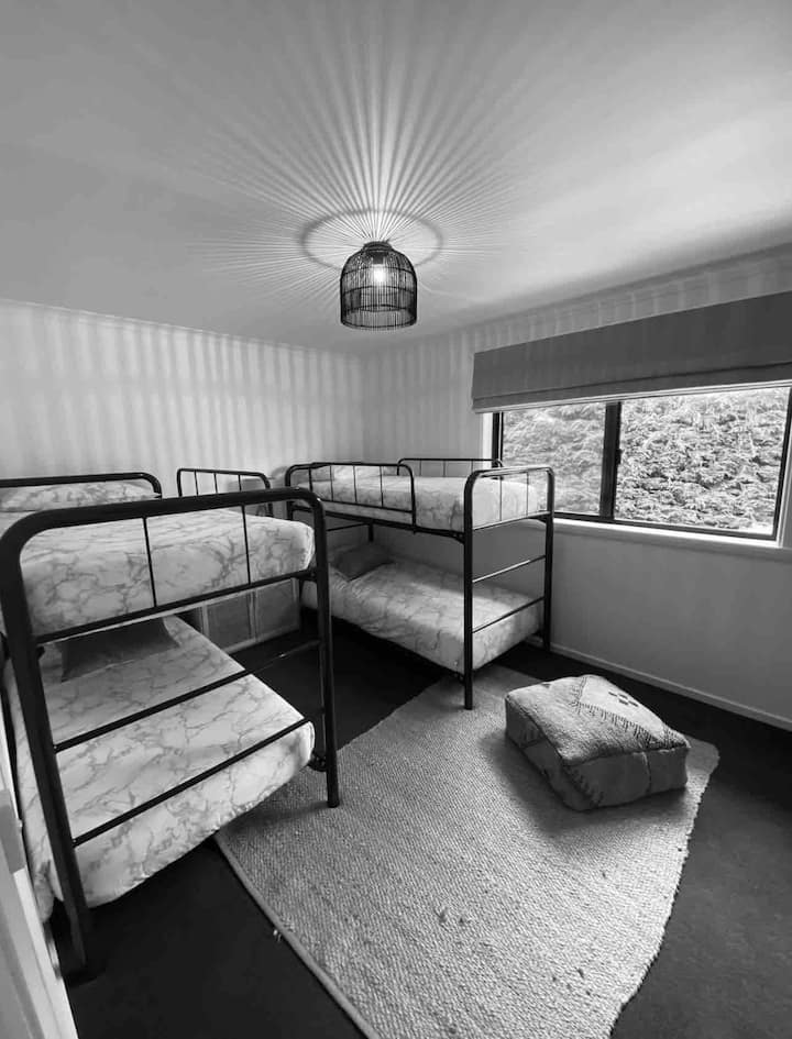 Двуетажна стая. Побира 4 гости, включително вградени халати 