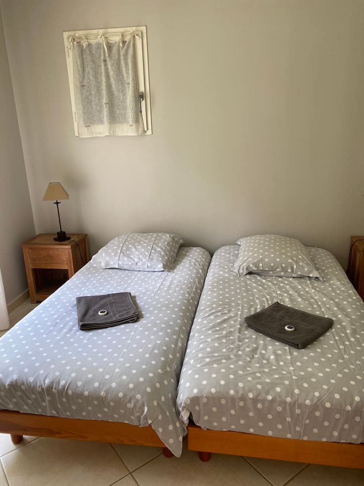 спална соба на приземје фотографија 2