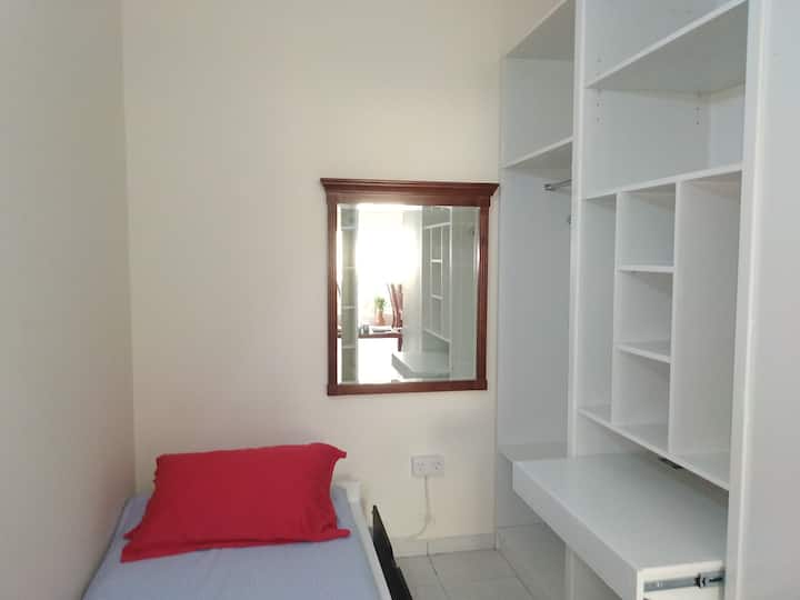 Next to Metro Neat Room For Solo Traveler