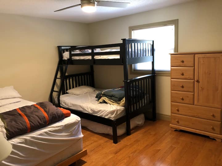 חדר שינה שני גדול. קווין סייז ותאומים על מיטה זוגית.