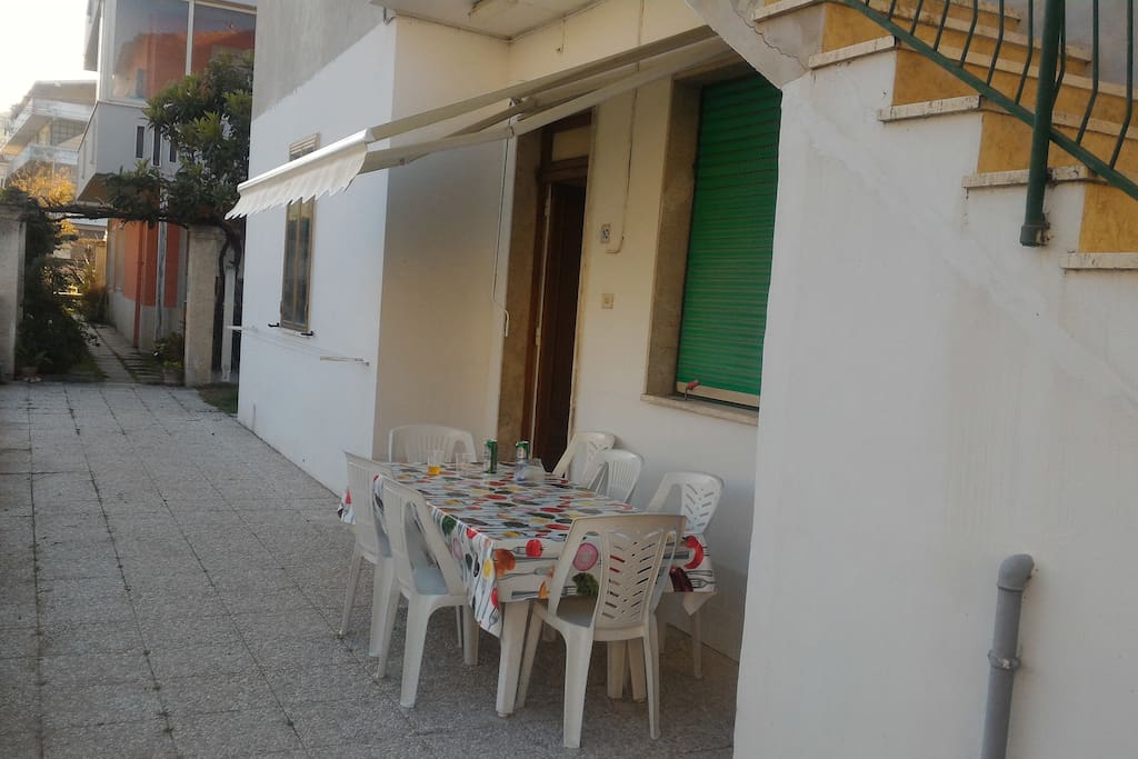 Tavolo per 6/8 persone per pranzi e cene all'aperto.