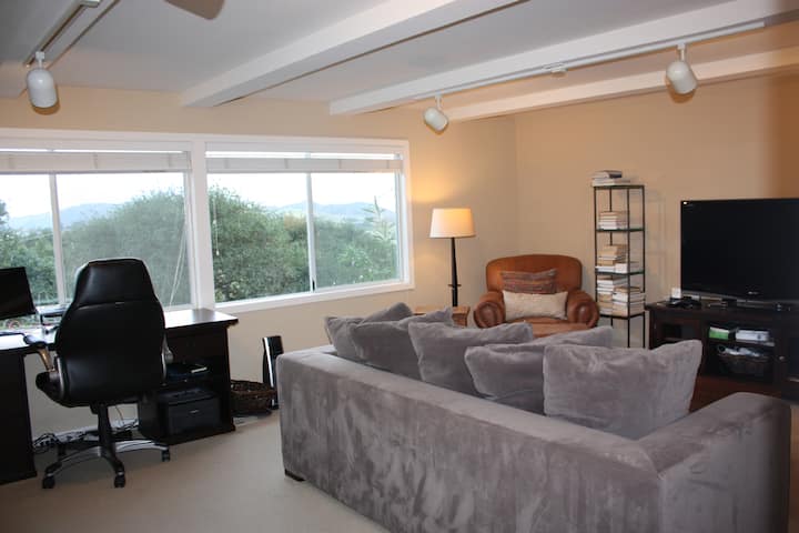Spacious Retreat With Sweeping Views & Heated Pool - Corte Madera, CA