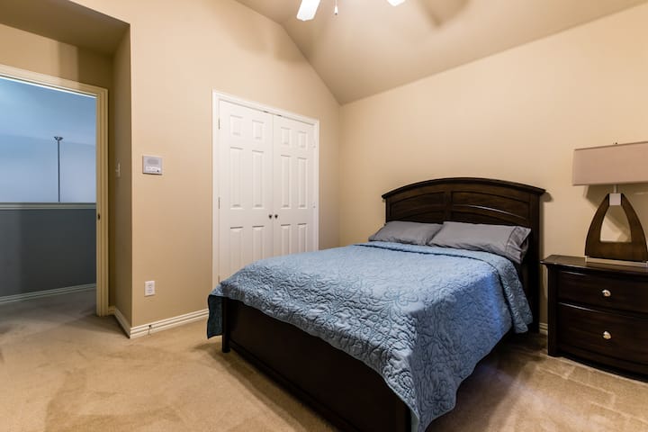 Manželská posteľ/lôžko-03/spoločná kúpeľňa