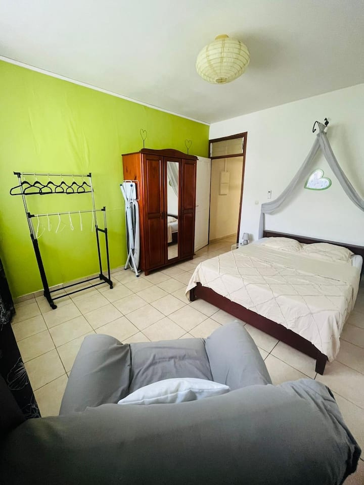 Habitación 2 (con aire acondicionado) 
Espacios de almacenamiento 
Ropa de cama, toallas y toallas de mano disponibles