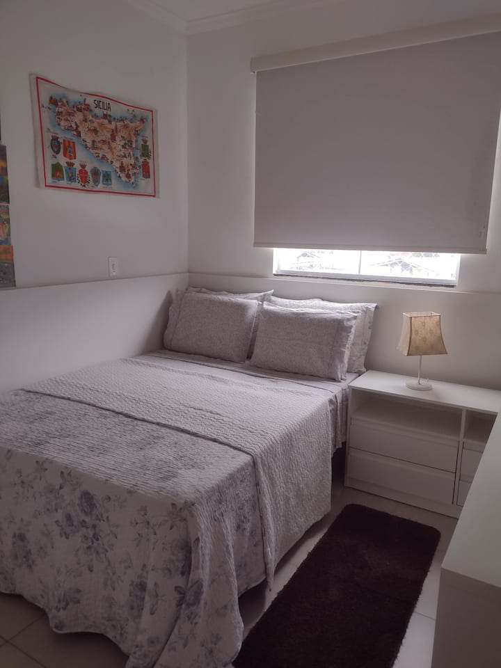 Chumba cha kulala kimoja na kitanda cha kusaidia.