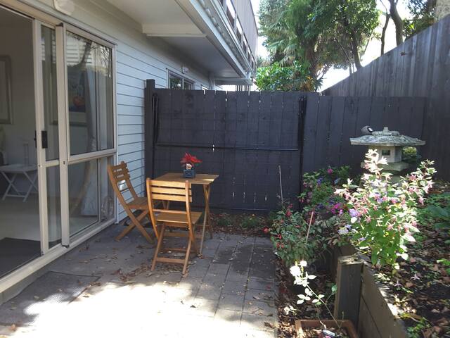 Townhouse in  quiet setting close to amenities
