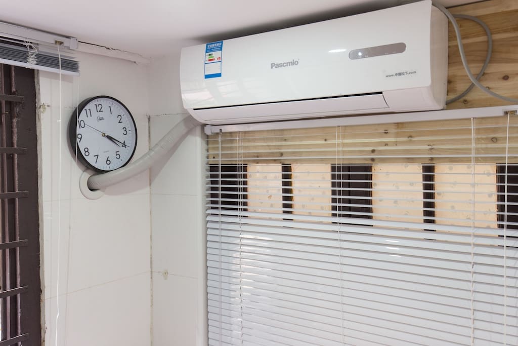 brand new air-conditioner better air in room.新空调更好的空气换气。