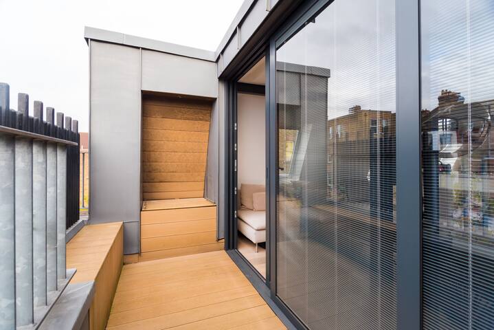 Modern Architect-Designed Duplex Apartment gallery image 4