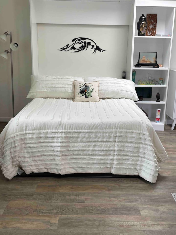 Krevati Murphy përmban krevat dopio "Tuft" dhe "Needle queen" me çarçafë bambuje hipoalergjike 