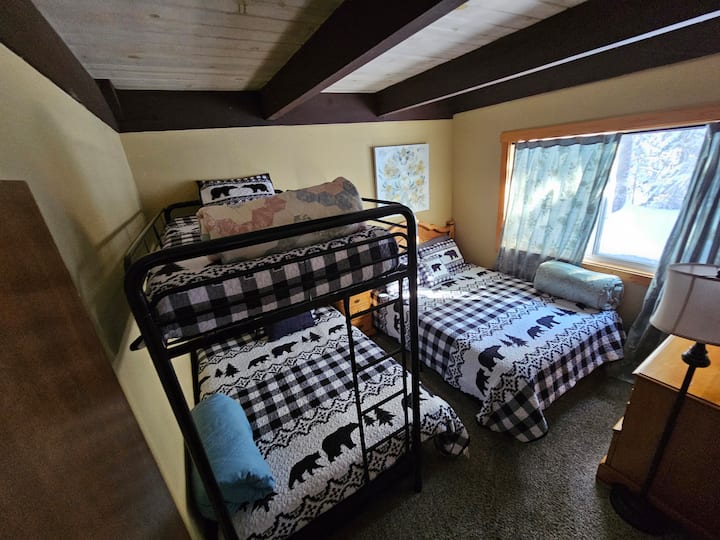 Спалня №2 на долния етаж (двойно легло, двойно и с 2 отделни легла)