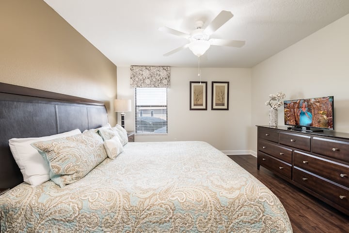 חדר שינה קינג; חדר רחצה צמוד עם חדר שינה זוגי