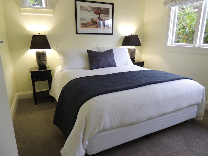 Главна спална соба 1 на долниот кат со удобен брачен кревет (широк 180 - 200 см