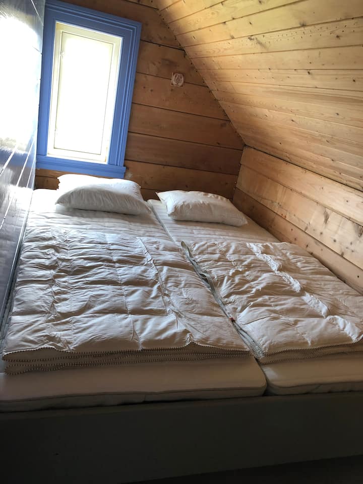 Im großen Familienzimmer befindet sich ein verbundenes Zimmer mit einem Doppelbett. 