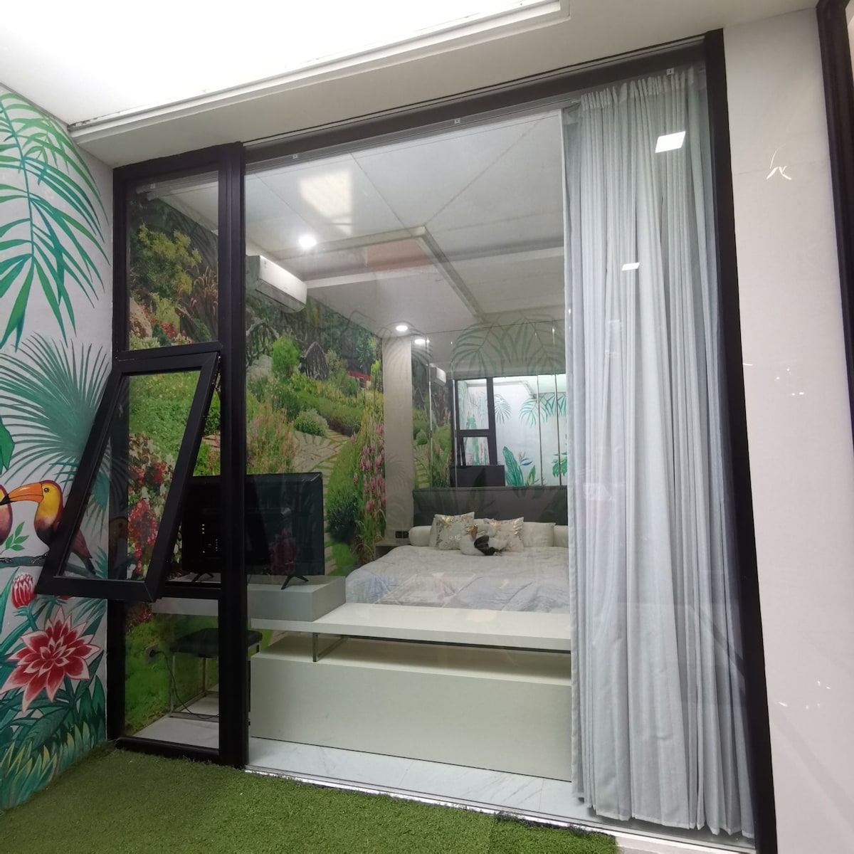 غرفة نوم بإطلالة على حديقة الزهور