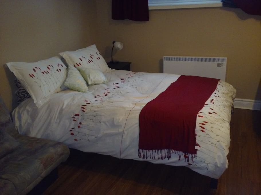 Grand lit confortable pour 2 personnes.