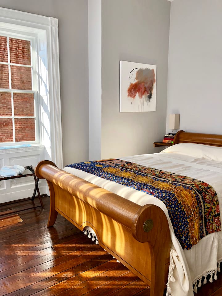 غرفة نوم في الطابق الرئيسي بسرير زلاجة مريح وإضاءة رائعة. 