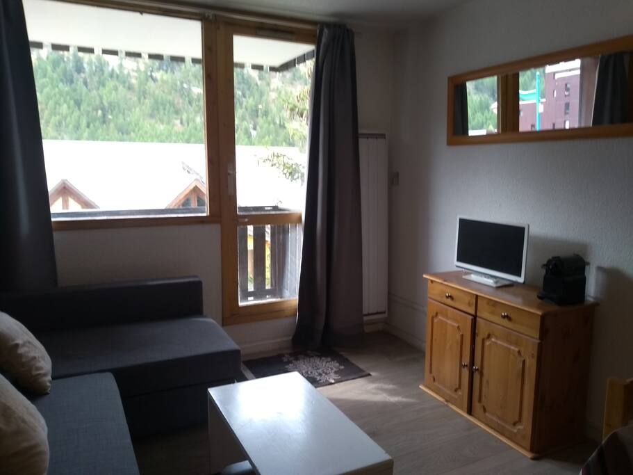 Le salon avec vue sur les pistes