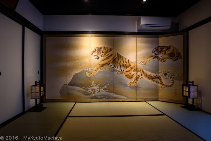 Prvá japonská obývacia izba na prízemí s veľkým „byobu“  (panel), ktorý predstavuje dve tigre