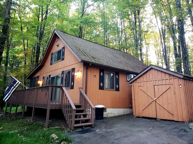 The Quintessential Pocono Retreat 2 Bedrooms 1 Bathroom Chalet