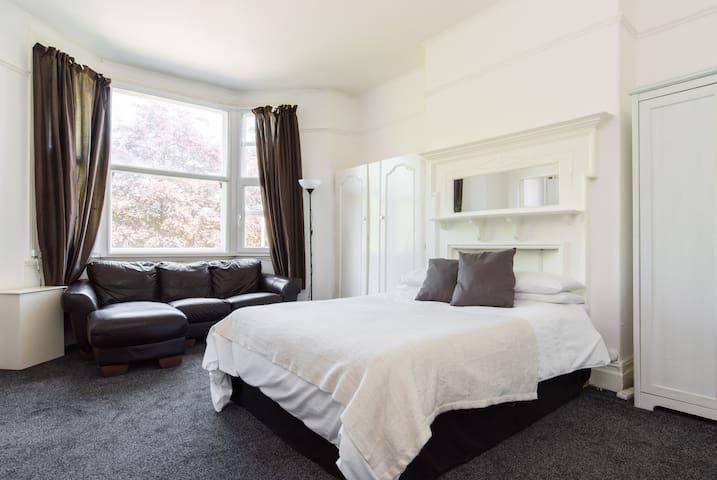 1 Bed Flat with Park Views