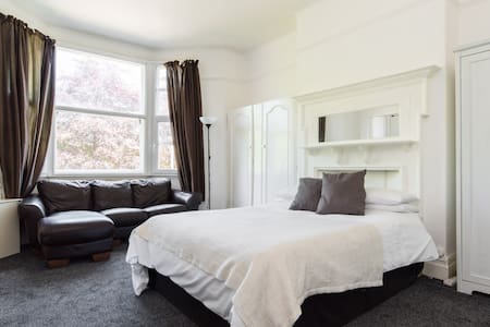 1 Bed Flat with Park Views