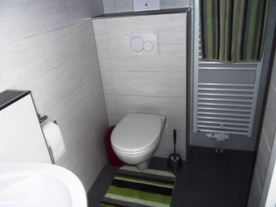 Bad mit WC und Waschbecken
