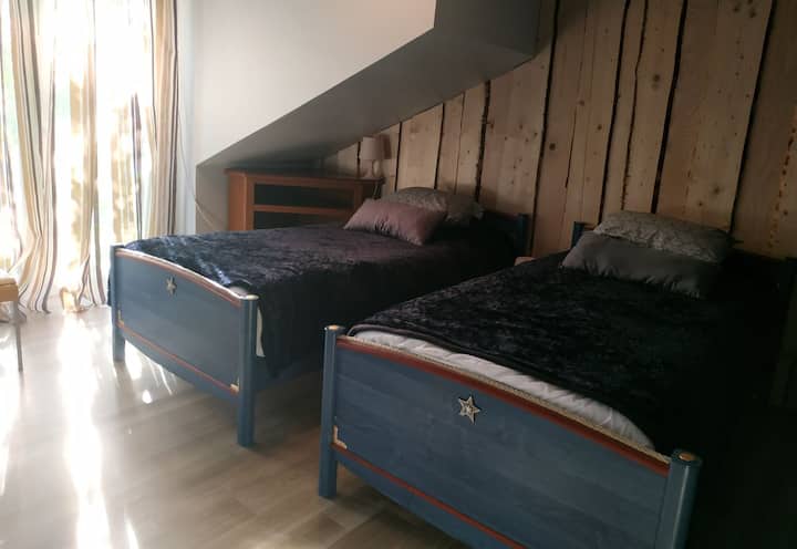 спална соба 3 , дневен поглед, има балкон 
креветите се 90/190 см