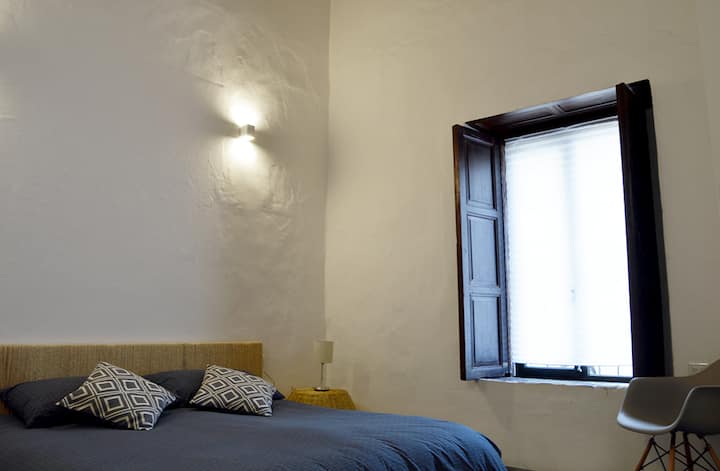 غرفة نوم بسرير بحجم كبير