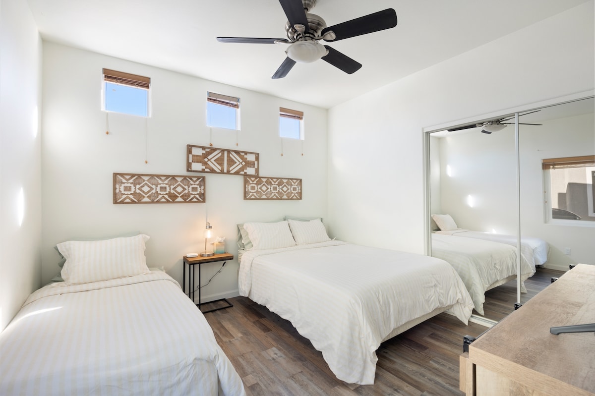 تحتوي غرفة النوم الرابعة على غرفة تتسع لثلاثة ضيوف مع سرير كوين قابل للتعديل وسرير فردي إضافي طويل بالإضافة إلى سرير آخر
تلفزيون سامسونج الذكي 50بوصة