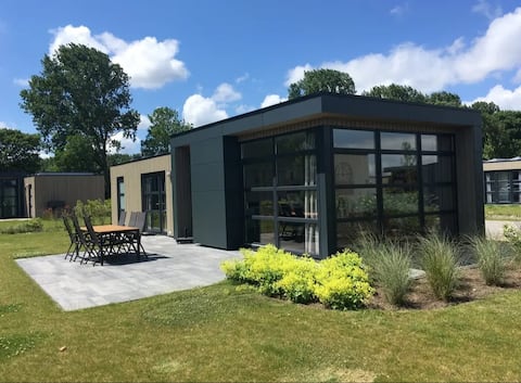 Chalet on IJsselmeer with swimming pool in Enkhuizen.