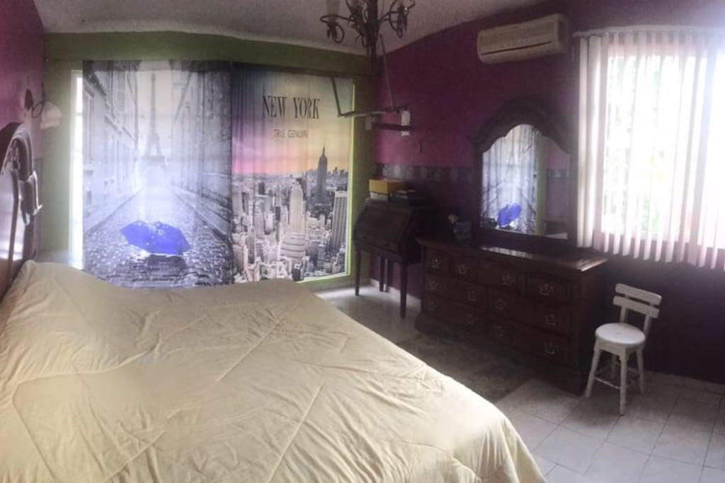 Habitación 1: cama king size, tocador, baño completo. (3 personas)